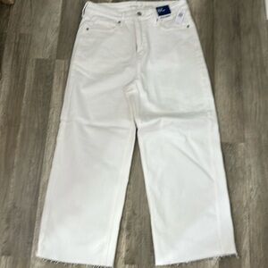Women’s new with tags. Old Navy white extra high rise sky hi wide leg crop.
